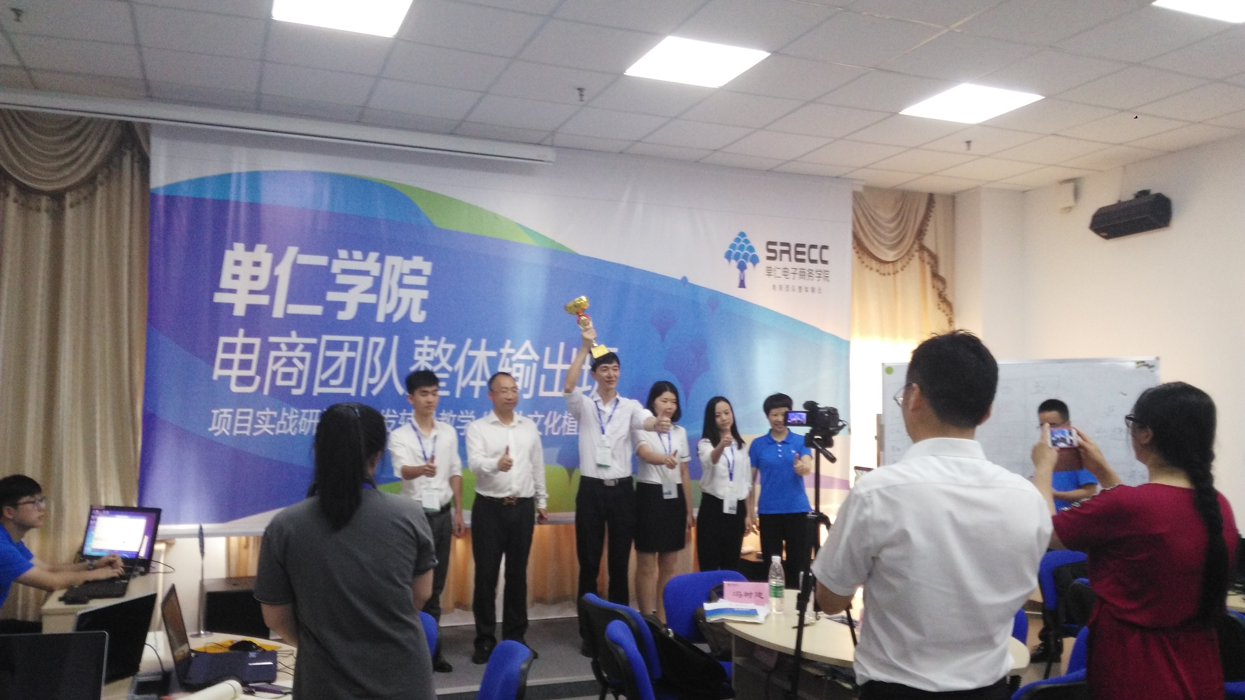 六月是奮斗的子日，燦源裝飾一直在學(xué)習(xí)進(jìn)步