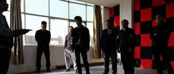 燦源裝飾經(jīng)理親自帶領(lǐng)施工團(tuán)隊(duì)對施工細(xì)節(jié)進(jìn)行指導(dǎo)