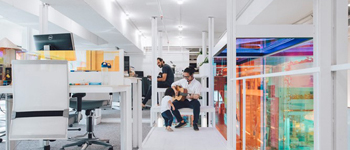 現(xiàn)代簡約辦公室裝修設(shè)計(jì)典范  集現(xiàn)代、簡約和科技感為一體